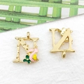 Gouden letter N emaille bloemen bedeltje voor DIY sieraden armbanden en kettingen - Emaille Bloemen Letter N