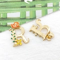 Emaille letter R hanger met oranje slak en groene wijnrankmotieven in goudkleurige legering - Emaille Bloemen Letter R