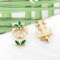 Gouden emaille letter T hanger met bloemen en vlinder voor DIY sieraden maken - Emaille Bloemen Letter T