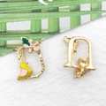 Gouden D-vormige legering hanger met roze emaille bloemen en vogel voor DIY sieraden maken - Emaille Bloemen Letter U
