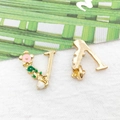 Gouden legering letter hanger met roze emaille bloemen en groene bladeren voor DIY sieraden maken - Emaille Bloemen Letter V