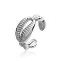 Dettaglio macro di anello regolabile in argento con texture a strisce di conchiglia - Argento Conchiglia Grande