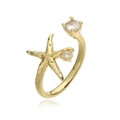 Dettaglio dell'anello a stella marina dorata con texture incisa e due pietre di zircone - Oro Zircone Stella Marina