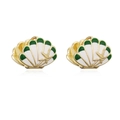 Dettaglio di orecchini a conchiglia dorati con smalto verde e bianco e piccola stella marina - Oro Conchiglia Verde e Bianca