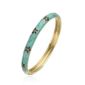 Detalle del brazalete dorado vintage con esmalte azul y patrones de flores y vides - Brazalete de Flor de Cinco Pétalos Dorado Negro y Verde