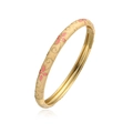 Détail du bracelet trèfle doré avec émail beige et motifs floraux roses élégants - Jonc Fleur à Quatre Pétales Or Rose et Jaune