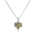 Detail einer olivgrünen Herz-Anhänger-Halskette mit Silberkette und facettiertem Edelstein - Weißgold Olivgrün Zirkonia Herz Halskette