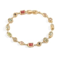 Vue macro détaillée du bracelet géométrique doré orné de cristaux colorés et zircons - Bracelet Géométrique Multicolore Or 1 Pièce