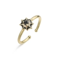 Dettaglio dell'anello a ragnatela dorato con pietra nera a cuore e dettagli in smalto - Oro Smalto Nero Strass Nero Anello Ragnatela