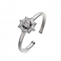 Macro dell'anello a ragnatela in argento con zircone a cuore e dettagli in smalto - Platino Smalto Bianco Strass Bianco Anello Ragnatela