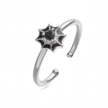 Dettaglio dell'anello a ragnatela d'argento con pietra preziosa nera a forma di cuore - Platino Smalto Nero Strass Nero Anello Ragnatela