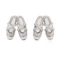 Macrobeeld van zilveren balletschoen oorbellen met glinsterende zirkoon details - Zilver Wit Oorknopjes