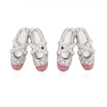 Detail van ballerina-oorbellen met roze emaille en sprankelende zirkonia-steentjes - Zilver roze oorknopjes