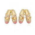 Macro detail van gouden balletschoen oorbellen met roze emaille en kristallen - Goud roze oorknopjes