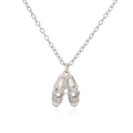 Dettaglio del ciondolo a scarpette da ballo con zirconi bianchi brillanti su catena d'argento - Collana Bianco Argento