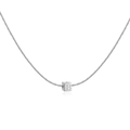 Vue macro du pendentif cube en plaqué or 18K argenté avec lettre B gravée sur chaîne - Collier Lettre B Carré Or Blanc