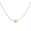 Détail du pendentif cube plaqué or 18 carats avec lettre C sur une fine chaîne - Collier Lettre C Carré Or