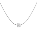 Gros plan d'un pendentif cube argenté avec lettre C gravée sur une fine chaîne maille - Collier Lettre C Carré Or Blanc