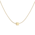 Détail du collier plaqué or 18 carats avec un pendentif cube gravé de la lettre E - Collier Lettre E Carré Or