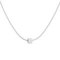 Gros plan d'un pendentif cube argenté gravé de la lettre E sur chaîne serpent - Collier Lettre E Carré Or Blanc