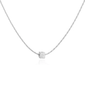 Vue détaillée d'un pendentif cube avec lettre F gravée sur une chaîne à mailles - Collier Lettre F Carré Or Blanc