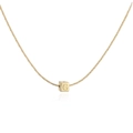 Vue détaillée du pendentif carré plaqué or 18K avec la lettre G sur chaîne serpent - Collier Lettre G Carré Or