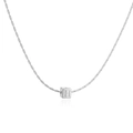 Vue macro du pendentif cube argenté avec gravure H sur une chaîne à maillons fins - Collier Lettre H Carré Or Blanc