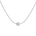 Gros plan d'un pendentif cube argenté avec lettre I sur une fine chaîne serpent - Collier Lettre I Carré Or Blanc