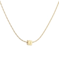 Vue macro du pendentif cube en or 18 carats avec lettre J sur une chaîne fine - Collier Lettre J Carré Or