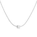 Détail du pendentif carré plaqué or 18K avec la lettre J gravée sur une chaîne fine - Collier Lettre J Carré Or Blanc