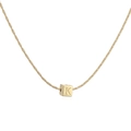Gros plan d'un pendentif cube plaqué or 18 carats avec lettre K sur une chaîne à maillons - Collier Lettre K Carré Or