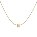 Gros plan du pendentif cube en or 18 carats avec la lettre M sur une chaîne maille - Collier Lettre M Carré Or