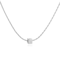 Gros plan détaillé d'un pendentif cube argenté poli avec une lettre M gravée dessus - Collier Lettre M Carré Or Blanc