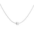 Vue détaillée du collier à pendentif cube carré argenté avec la lettre N gravée - Collier Lettre N Carré Or Blanc
