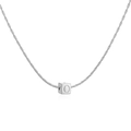Vue macro du pendentif cube poli avec la lettre O gravée sur une chaîne délicate - Collier Lettre O Carré Or Blanc