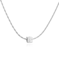 Détail d'un pendentif carré argenté avec gravure de la lettre P sur chaîne fine - Collier Lettre P Carré Or Blanc