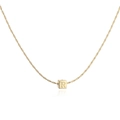 Gros plan d'un pendentif carré plaqué or 18 carats avec la lettre R gravée sur la chaîne - Collier Lettre R Carré Or