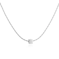 Vue détaillée du pendentif carré argenté avec lettre R gravée sur une fine chaîne en métal - Collier Lettre R Carré Or Blanc