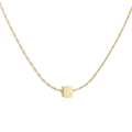 Gros plan détaillé du pendentif cube plaqué or 18 carats avec la lettre S gravée - Collier Lettre S Carré Or