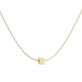 Détail d'un pendentif cube plaqué or 18 carats avec la lettre T gravée sur une chaîne - Collier Lettre T Carré Or