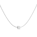 Vue rapprochée d'un pendentif carré argenté avec la lettre T gravée sur une chaîne corde - Collier Lettre T Carré Or Blanc