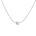 Détail macro d'un pendentif cube argenté avec lettre U gravée sur une chaîne fine - Collier Lettre U Carré Or Blanc