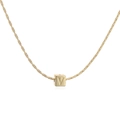 Gros plan détaillé d'un pendentif cube plaqué or 18 carats avec la lettre V gravée - Collier Lettre V Carré Or