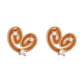 Detail von herzförmigen Goldohrringen mit orangefarbener Emaille und Zirkon-Akzenten - Orangefarbene Ohrstecker