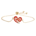 Detailaufnahme des vergoldeten Armbands mit rotem Emaille-Herz und funkelnden Kristallen - Rotes Armband