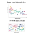 Dettaglio dell'adesivo da parete con farfalle e citazione Live Laugh Love e dimensioni - 30x60cm