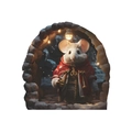 3D-Wandtattoo: Weihnachtsmaus im roten Umhang in einer Steinhöhle, Detailansicht - Maus mit Rotem Umhang und Laterne (SD43) / 11.5*11.5cm