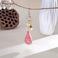 Ciondolo Pipa in stile cinese raffinato con cornice in metallo dorato e seta rossa pregiata - Ciondolo Pipa con Strass (K5872) / Rosa Rossa