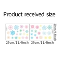 Gedetailleerd overzicht van twee 29x20cm kleurrijke sneeuwvlok raamstickers voor decoratie - 20x29cm