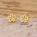 Minimalistische goldene Edelstahl-Ohrstecker in Blumenform auf rosa Stein präsentiert - 897 Gold (Mandala)